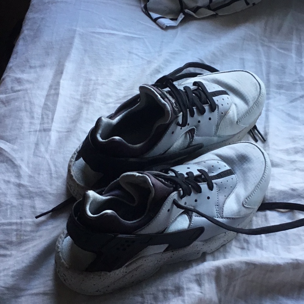 Black and grey huaraches air